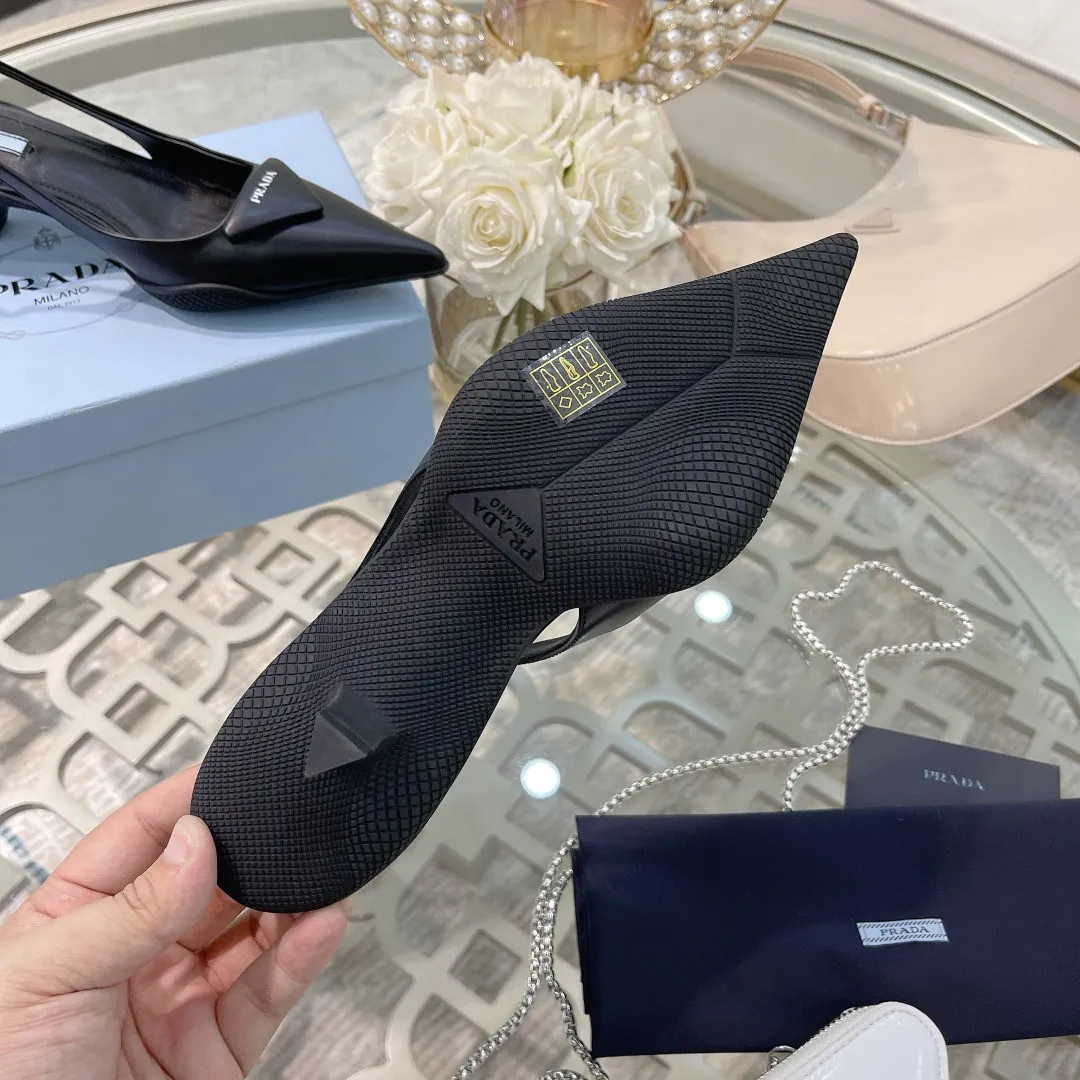 💕💕Factory direct selling price p480💕💕 Women's shoes factory 💕💕Factory direct selling price pRADA ²⁰²² Prada's new spring and summer products are coming with strength! ❣️The same sandals as the popular superstar Jin Chen, a fashionable and versatile nice item. The rubber compartment sole of this shiny leather back strap high-heeled shoe wraps the upper. It reinterprets 💕💕factory direct price prada’s archive design, creating a mixed style that combines a soft pointed silhouette with sporty elements. The unique comma heels of the 2021 spring and summer series highlight the retro style. The brand's iconic triangle has been given a new look, transformed into micro-lined leather details on this shoe, breathing new life into the brand's traditional elements. This year’s theme is not to be defined, embodying texture through simplicity💛From thick-soled sneakers to sawtooth short boots to 2021 kitten heels, everything reveals a must-have momentum... Combining gentleness and handsomeness, kitten heels are the finishing touch for little women❤️ ⚛Upper: top-grade open-edge beaded cowhide/imported silk ➕Screen-printed triangular leather logo ⚛Inner: sheepskin lining ⚛Outsole: Rubber compartment sole and optical pattern sole pattern ⚛Heel height: 3cm ⚛Size: 35-39 (customized sizes 34, 40, 41 are non-returnable and non-exchangeable)